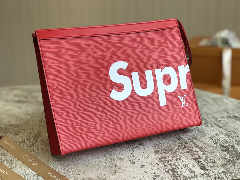 M41366 LV Supreme 聯(lián)名系列 Pochette Voyage 中號(hào)手袋 LV手拿包 紅色
