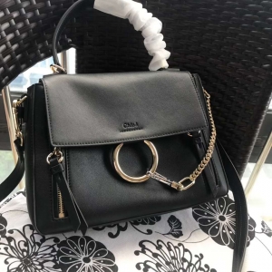 Chlo�� ������ Faye Day ���Ƽ玧 ��̖ �A�h(hu��n)朗l �μ�б��� ��ɫ