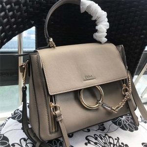 Chlo�� ������ Faye Day ���Ƽ玧 С̖ �A�h(hu��n)朗l �μ�б��� ����ɫ