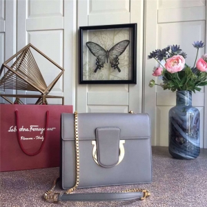 21G671 Ferragamo ������Ľ ��h��� СţƤ ��̖���w 朗l�� ���{