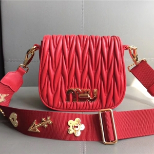 5BH085 MIUMIU���� ������Ʒ С��Ƥ �D(zhu��n)�i�_(k��i)�� ���¼玧б��� �tɫ