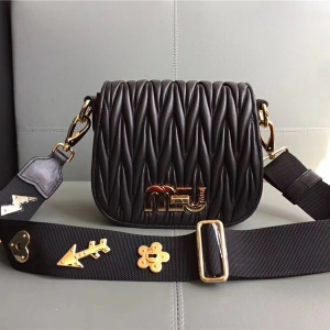 5BH085 MIUMIU���� ������Ʒ С��Ƥ �D(zhu��n)�i�_(k��i)�� ���¼玧б��� ��ɫ