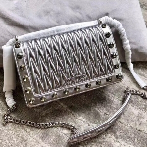 5BD109 MIUMIU ��(zhu��n)���¿� ˮ�@�b� �M(j��n)��С��Ƥ 朗l��� ��ɫ