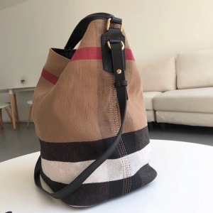 Burberry���� �͌���ˮͰ�� ����ؐ�ִ� ��������ˮ���� ��yɫ�{(di��o) �ڎ�