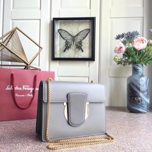 21F893 Ferragamo�ְ� ��h��� �Ƹ���ĽŮ�� СţƤ ��̖ ���w朗l�� ���{