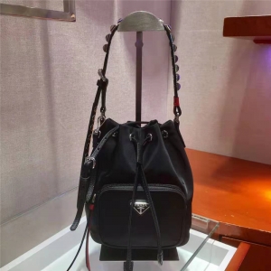 1BH1864 Prada�ִ� �Tᔼ玧 ���KˮͰ�� �����_(d��)�����μ�б��� ��ɫ