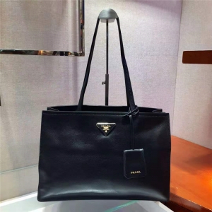 1BG122 PradaŮ�� �����_(d��)�ִ� ���ǻ՘�(bi��o) ˤ�yţƤ�ִ� Prada��� ��ɫ