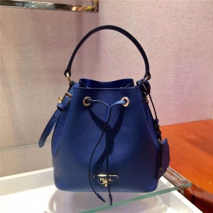 1BE032 Prada�����_ Ůʿ���e�μ�� ��ʮ�ּyţƤ Prada����б��ˮͰ�� ���{ɫ