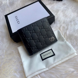 473916 CWC1N 1000 Gucci Signature��ɫƤ�A ����GG�p���X��