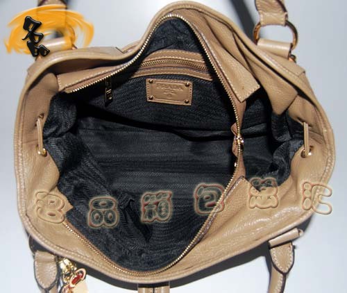 3058 Prada����� Prada���¿� �r�����eŮ�� Prada��(j��ng)��� ��ɫ