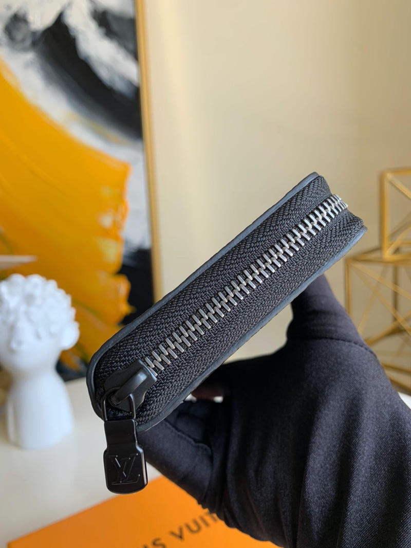 M69047 LV ZIPPY VERTICAL 錢夾 Taurillon皮革錢包 黑色