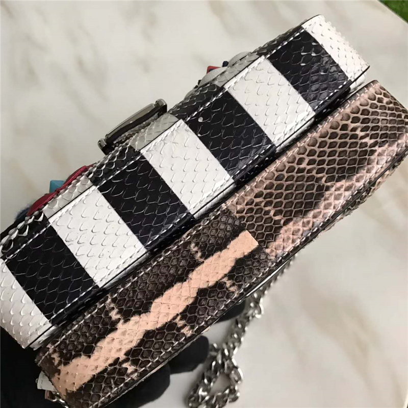 8765C FENDI 芬迪 時裝秀DOUBLE MICRO BAGUETTE 水蛇皮蟒蛇皮 花朵裝飾 鏈條包 黑配白