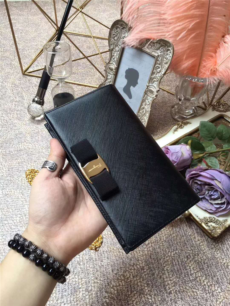 22B875 Ferragamo 菲拉格慕 淡金色Vara蝴蝶結 多功能小包 黑色