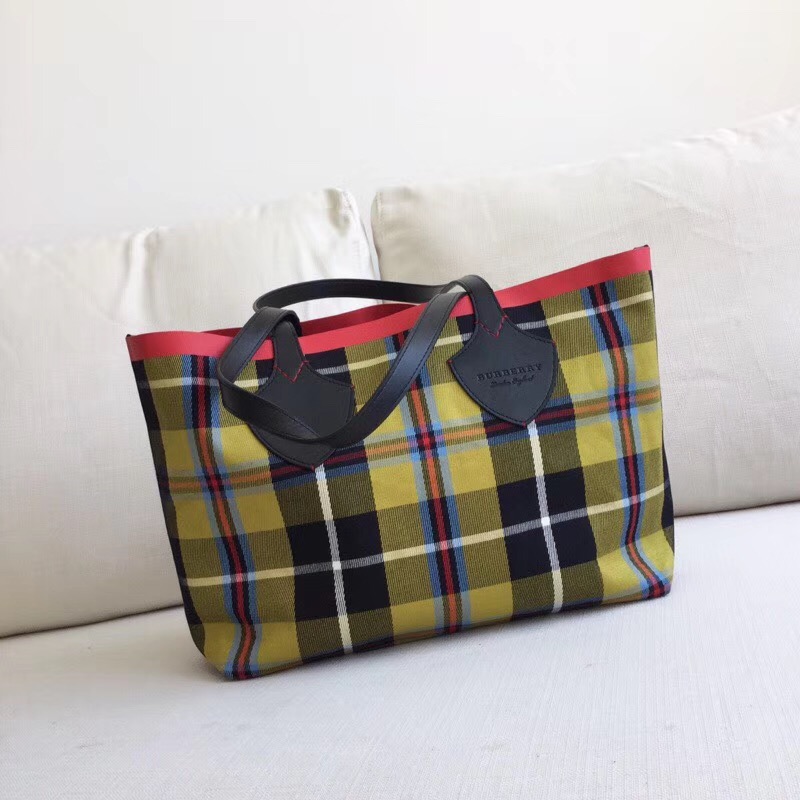 40697961 Burberry 雙面兩用 The Giant Canvas格紋拼皮革 托特包 焦糖和黃色