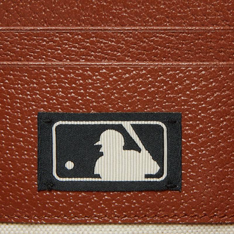 547796 Gucci NY Yankees™ 貼飾 經典GG帆布 手拿包 磚紅色