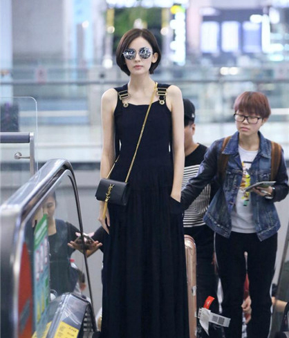女星古力娜扎搭配YSL鏈條包出街